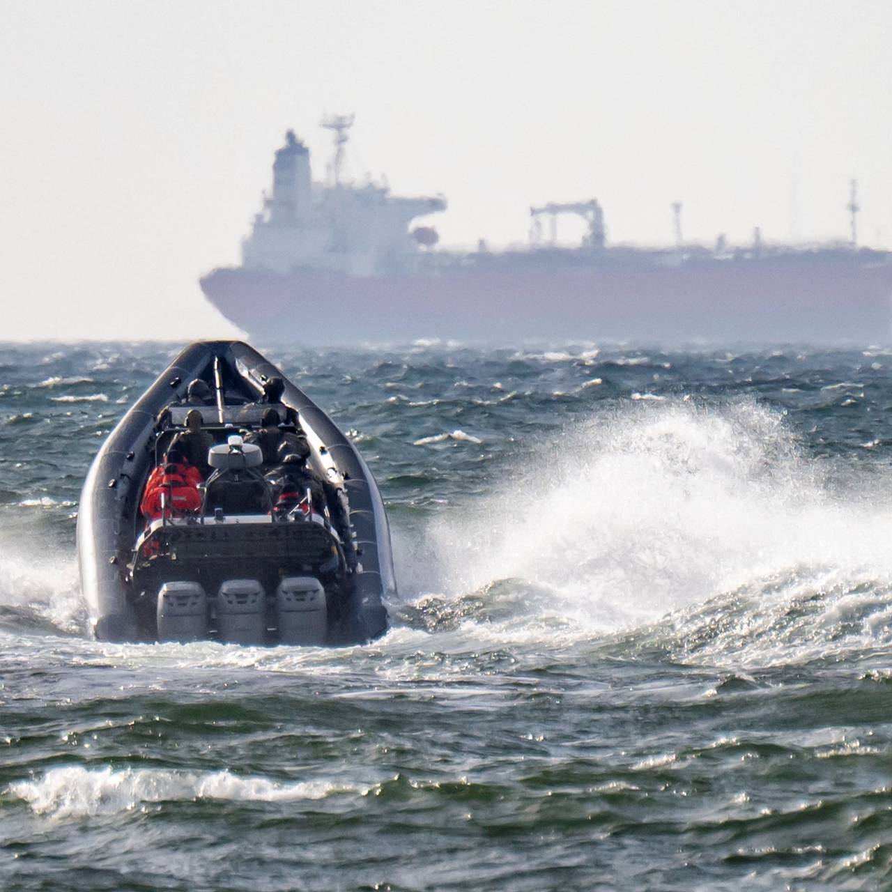 Стала известна судьба россиян на задержанном властями Швеции танкере