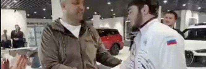 В России сделали подарок выполнившему &laquo;прыжок кобры&raquo; борцу