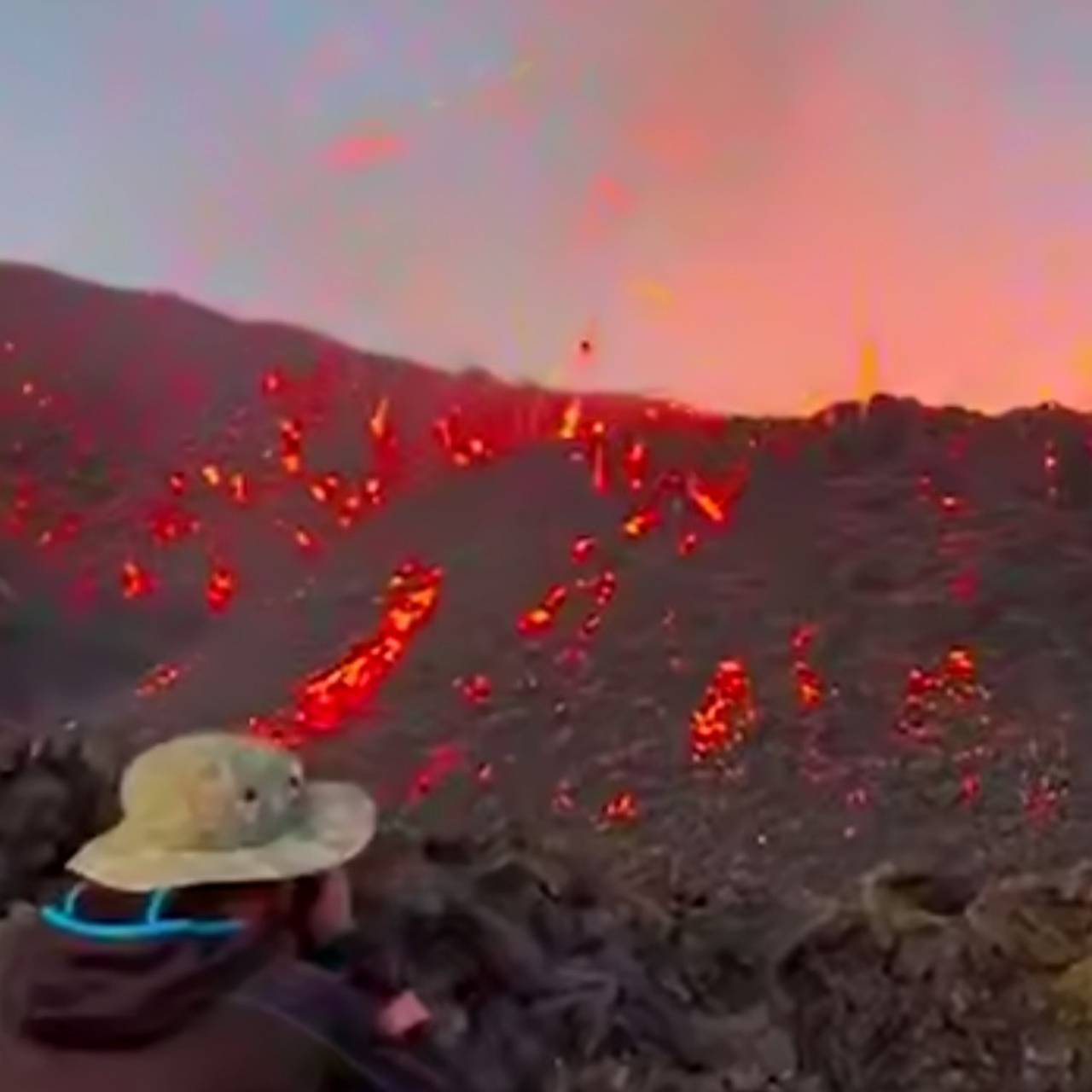 Эпичное извержение одного из самых активных вулканов в мире попало на видео