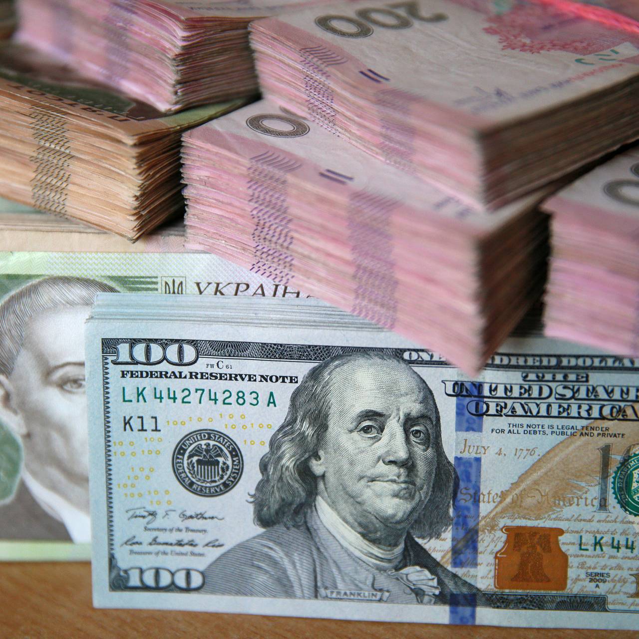 Нацбанк Украины продал миллиард долларов для удержания курса гривны