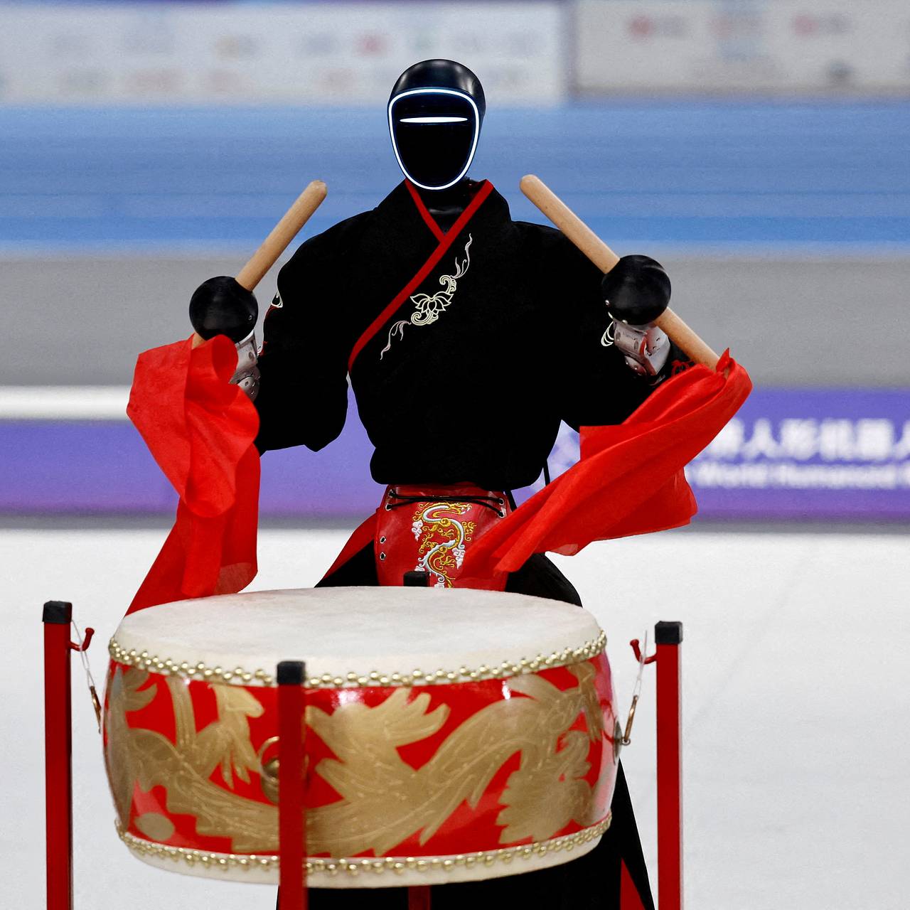 Человекоподобный робот напугал женщину и попал в полицию