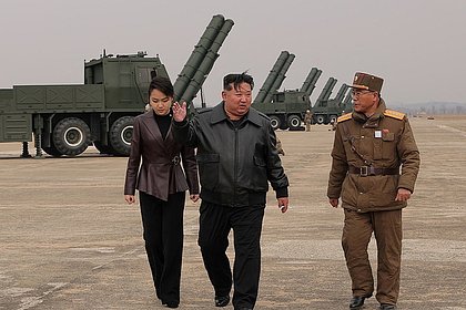 Ким Чен Ын c подросшей дочерью попали на видео во время испытания ракет
