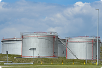 Взрывы и пожар у аэропорта Дубая, «папин капитал» в России и победители премии «Оскар». Что нового к утру 16 марта 