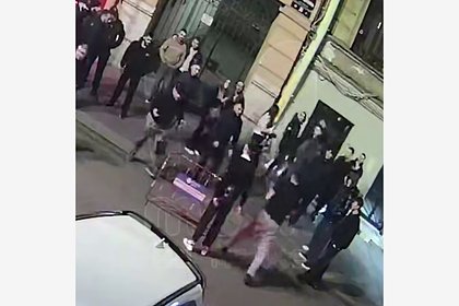 Более 20 человек устроили драку посреди барной улицы в российском городе