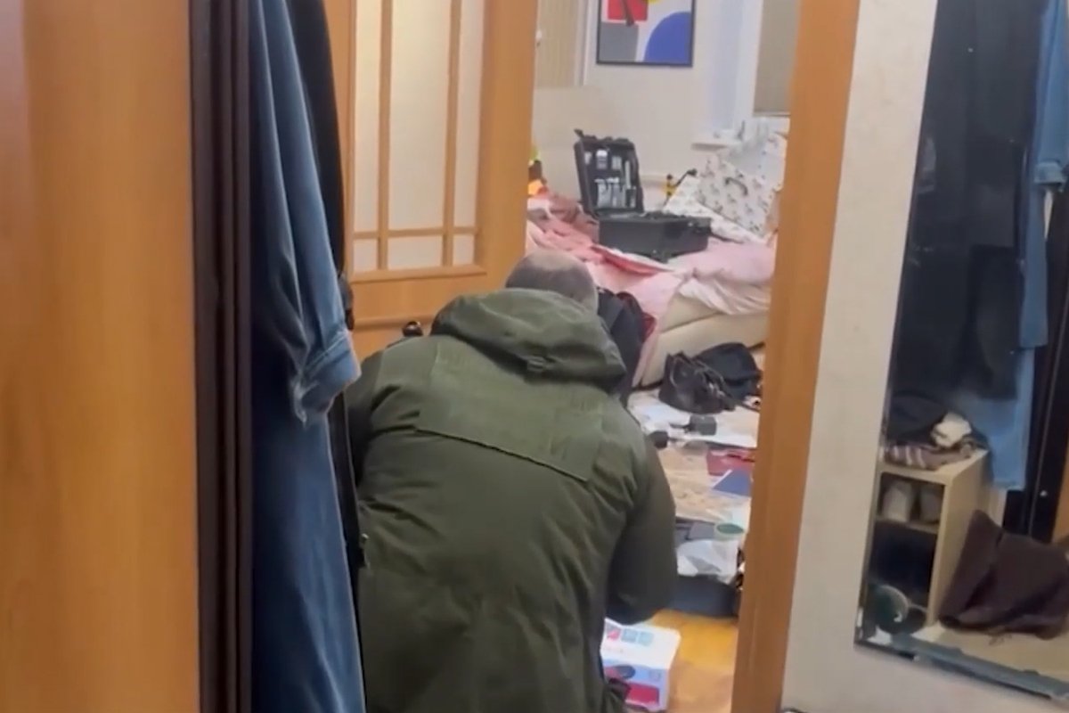 Криминалист работает на месте преступления на Строгинском бульваре в Москве