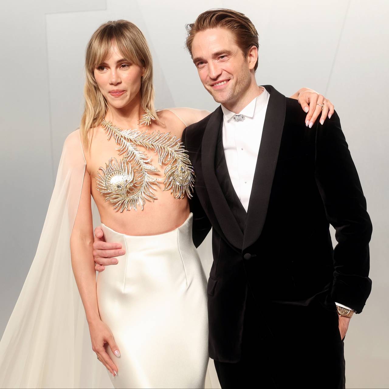 Жена Роберта Паттинсона прикрыла голую грудь перьями на афтепати «Оскара»