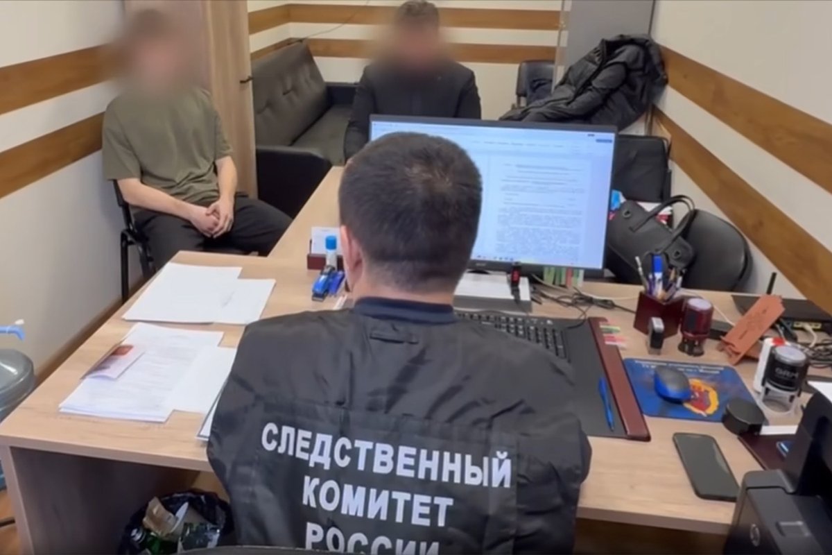 Даниил Секач (слева) на допросе