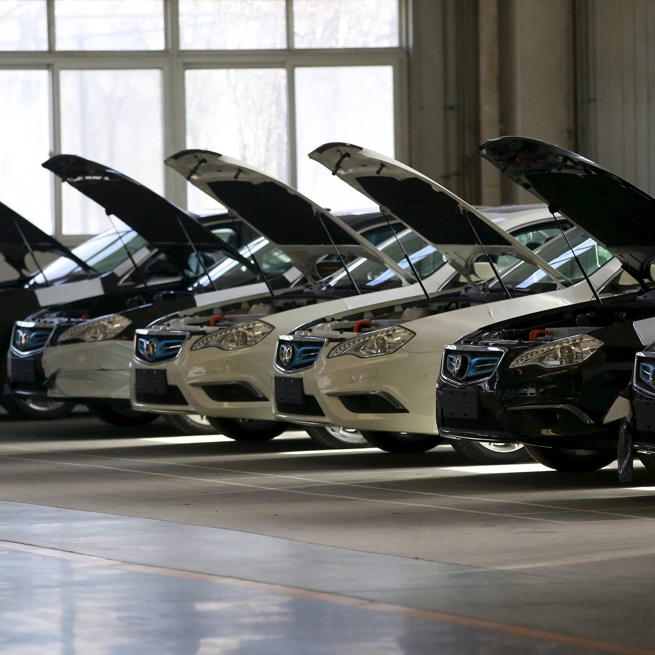 Три бренда неожиданно подняли цены на машины в России