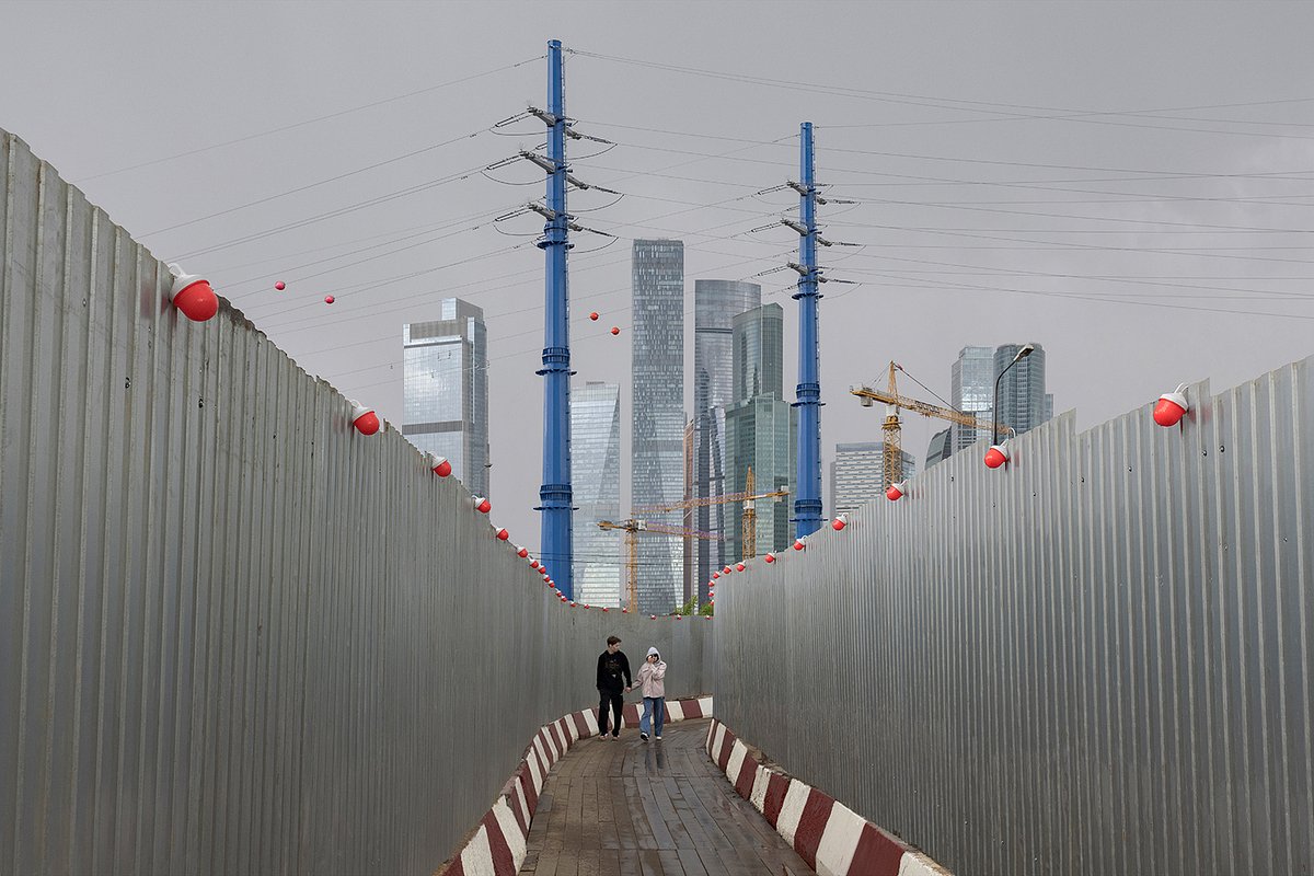 Снимок «Проход» занял третье место в конкурсе фотографий номинации «Репортаж: Знак. Изображение. Пространство»