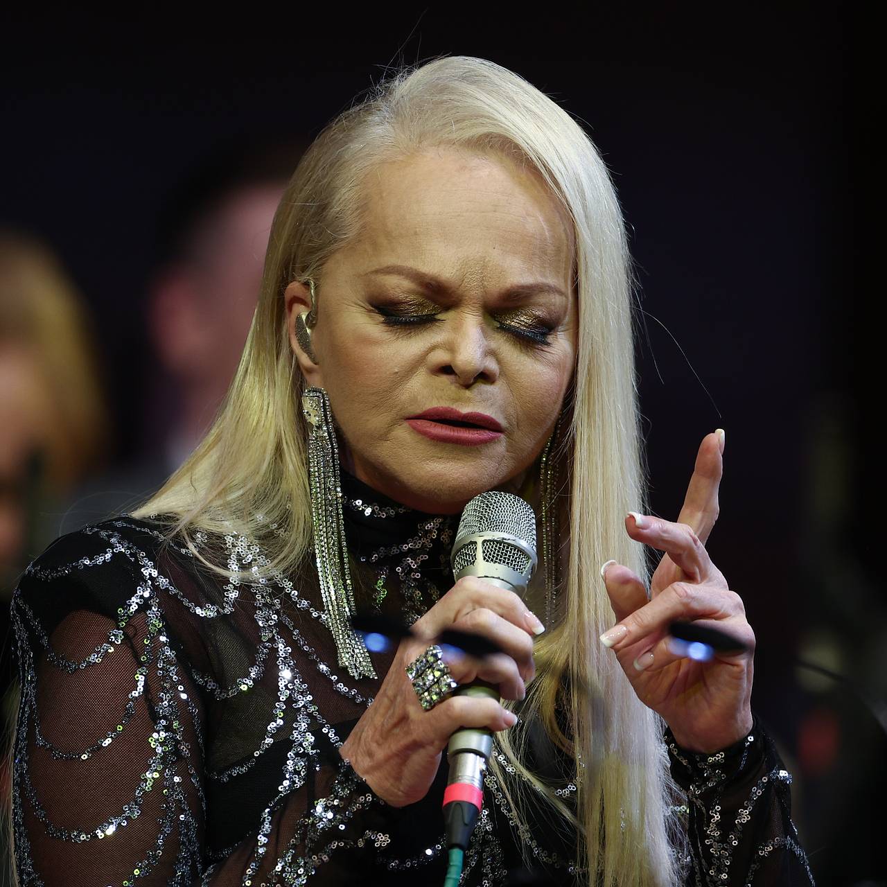 Долина будет судиться с мошенниками, которые обманули ее. Певица требует 176 миллионов рублей