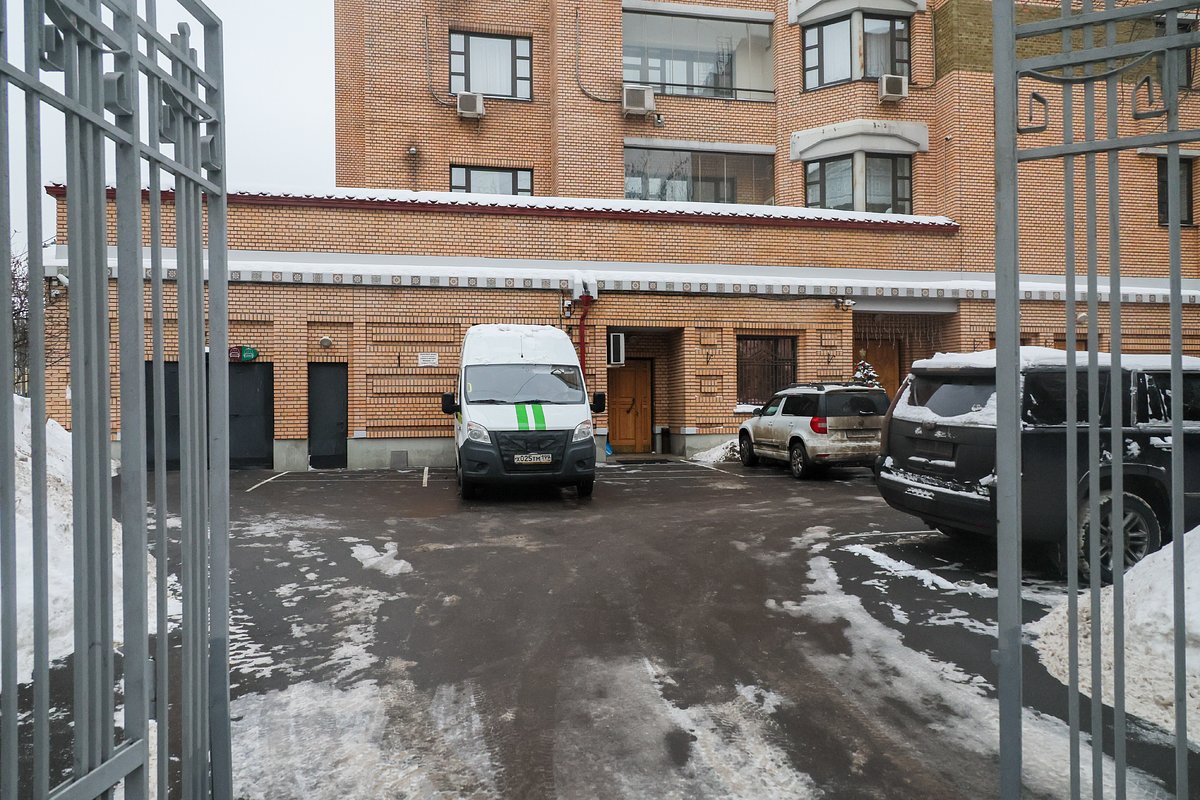19.01.2026. Russia. Moscow. Employees of the Federal Bailiff Service at the house in the Khamovnicheskiy district of Moscow, where the apartment that singer Larisa Dolina sold to Polina Lurie is located. The deadline for the singer's voluntary eviction from the apartment expires on January 19. The day before, the FSSP initiated enforcement proceedings on Dolina's eviction. Alexey Belkin/NEWS.ru
Photographer: © Belkin Alexey
Source: news.ru