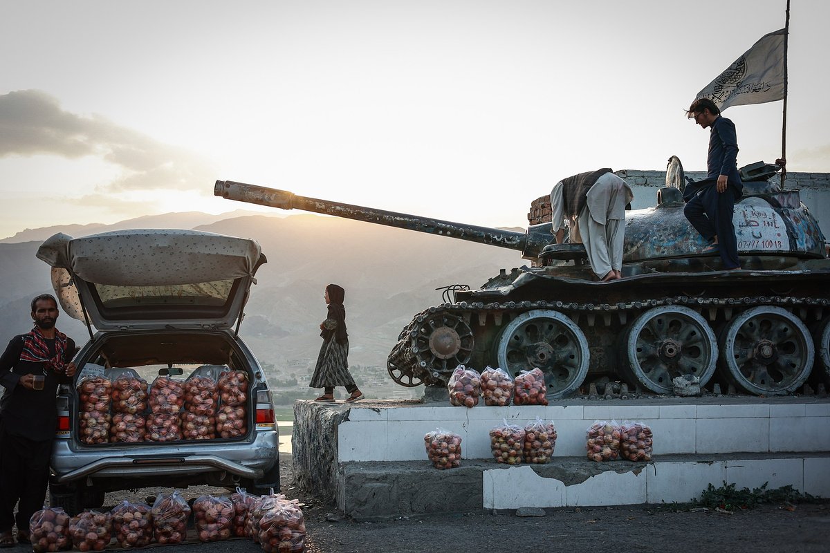 Проект «Пустынные русалки» занял второе место в конкурсе фотосерий номинации «Репортаж: Звук. Ритм. Музыка. Время»