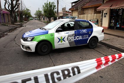 Сотрудника полиции застали за сексом на газоне у патрульной машины