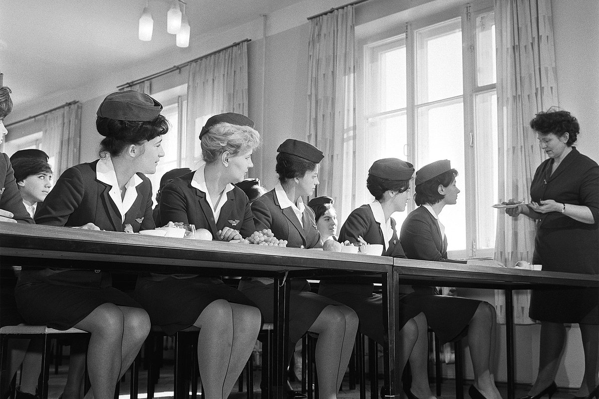 СССР. Москва. 1 марта 1965 г. Будущие стюардессы во время занятий