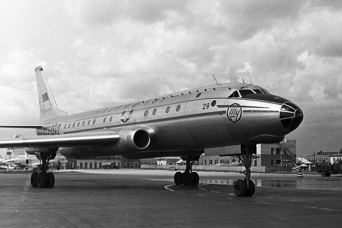Первый советский пассажирский самолёт на реактивной тяге 