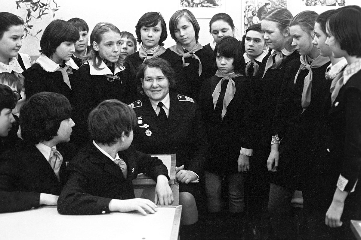 Первая летчица советского аэрофлота, пилот самолета 