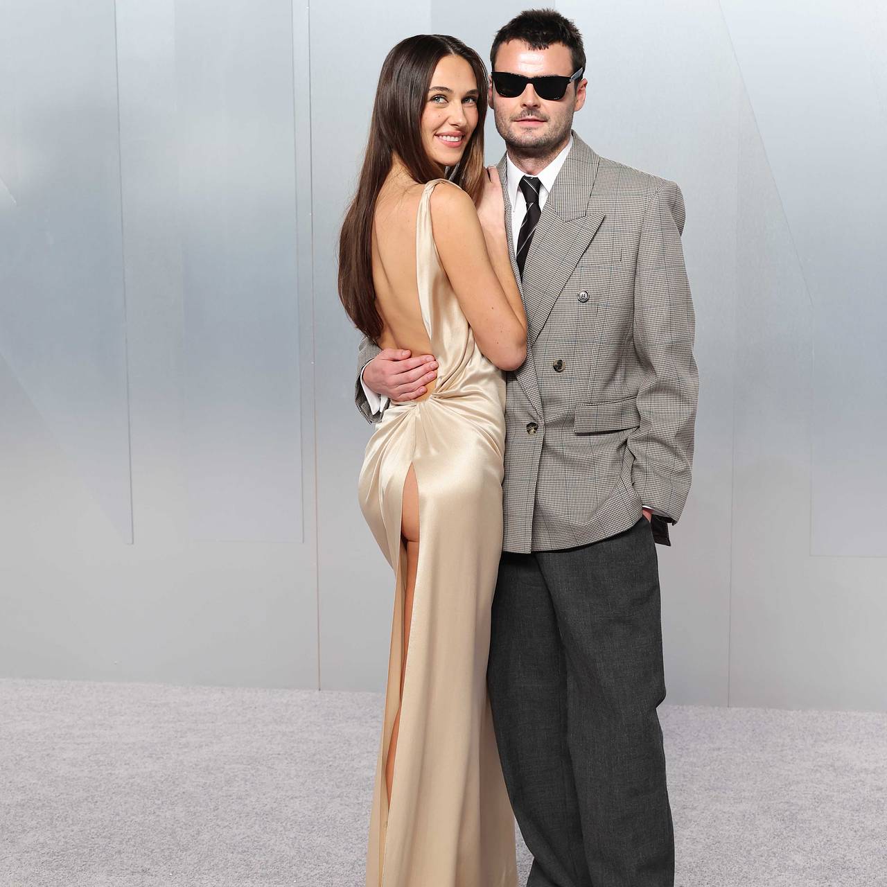 Блогерша оголила ягодицы прямо на ковровой дорожке