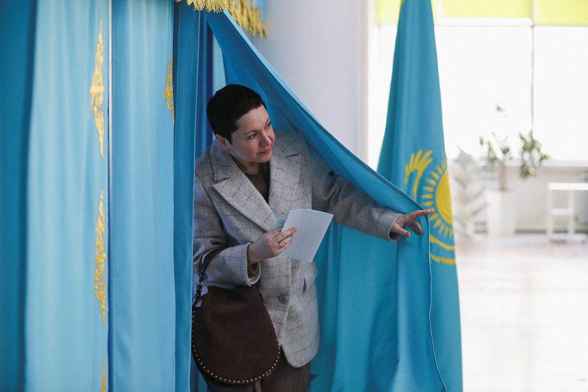 Жительница Казахстана голосует на референдуме по принятию новой конституции, Алма-Ата, Казахстан, 15 марта 2026 года
