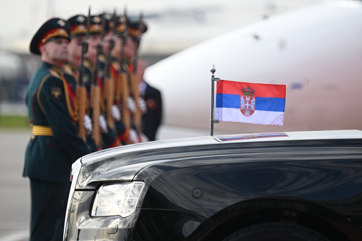 Кортеж президента Сербии Александра Вучича в Московском аэропорту Внуково-2 накануне празднования 80-летия Победы в Великой Отечественной войне. Россия, май 2025 года