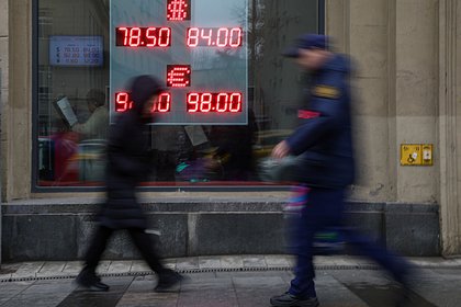 Курс доллара к рублю вырос до максимума за полгода