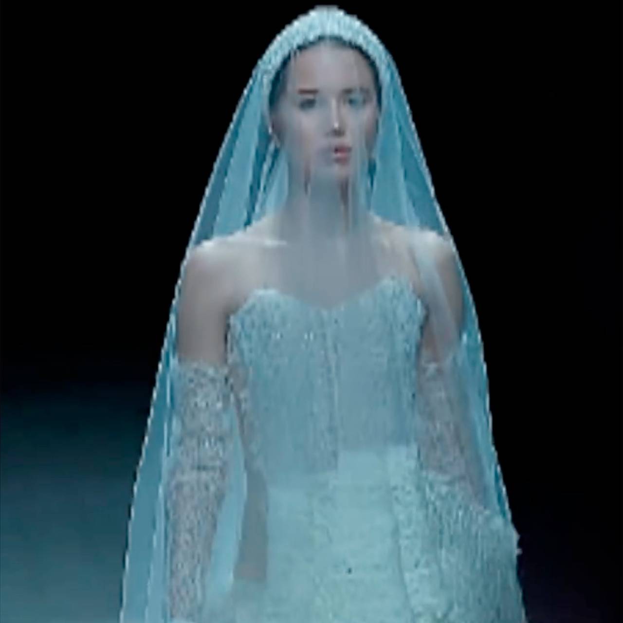 Бывшая невеста Лепса вышла на подиум в свадебном платье