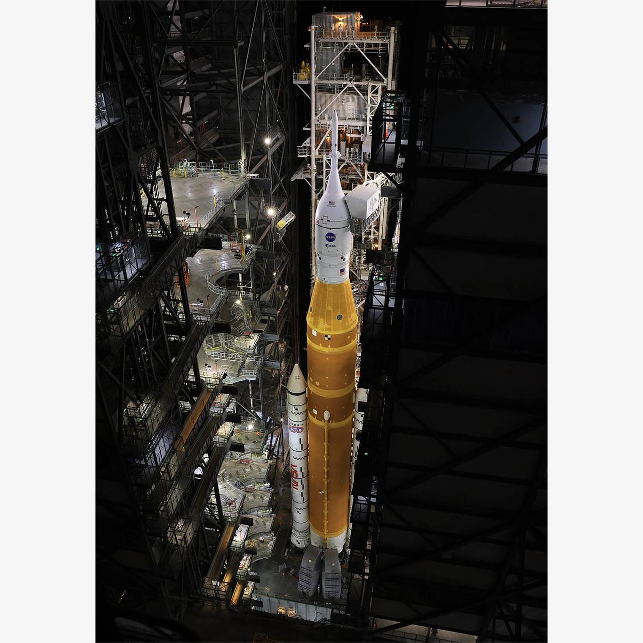 Сверхтяжелую ракету США выкатят на стартовый стол для пуска с экипажем к Луне