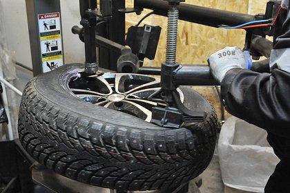 Московским автомобилистам назвали оптимальное время для смены резины
