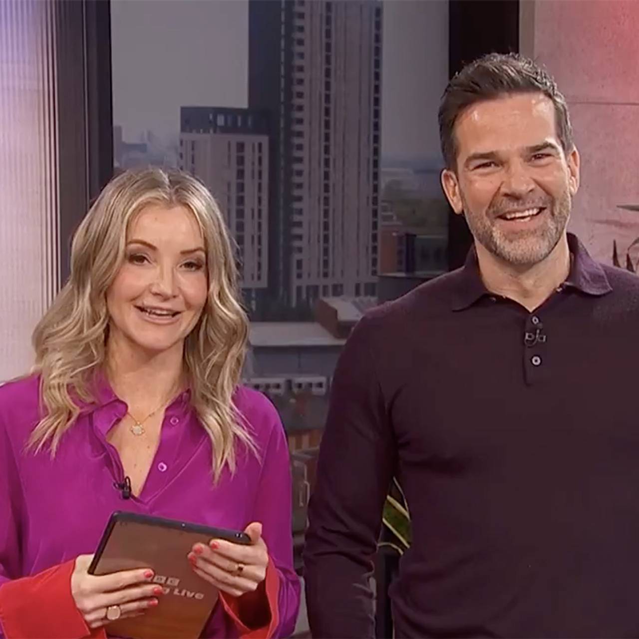 Телеведущая в прямом эфире спряталась под столом из-за насмешек коллеги