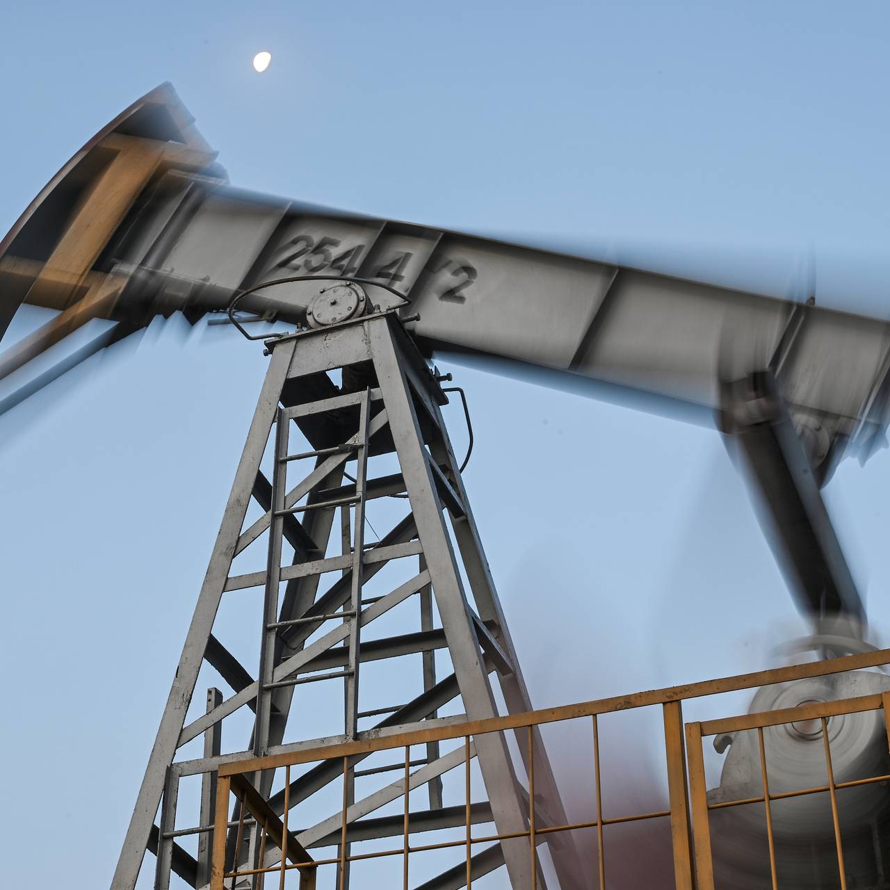 Нефтегазовым доходам России предсказали двукратное падение