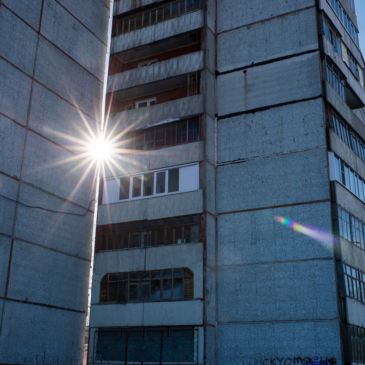 Многоэтажный дом в российском городе утонул в фекалиях