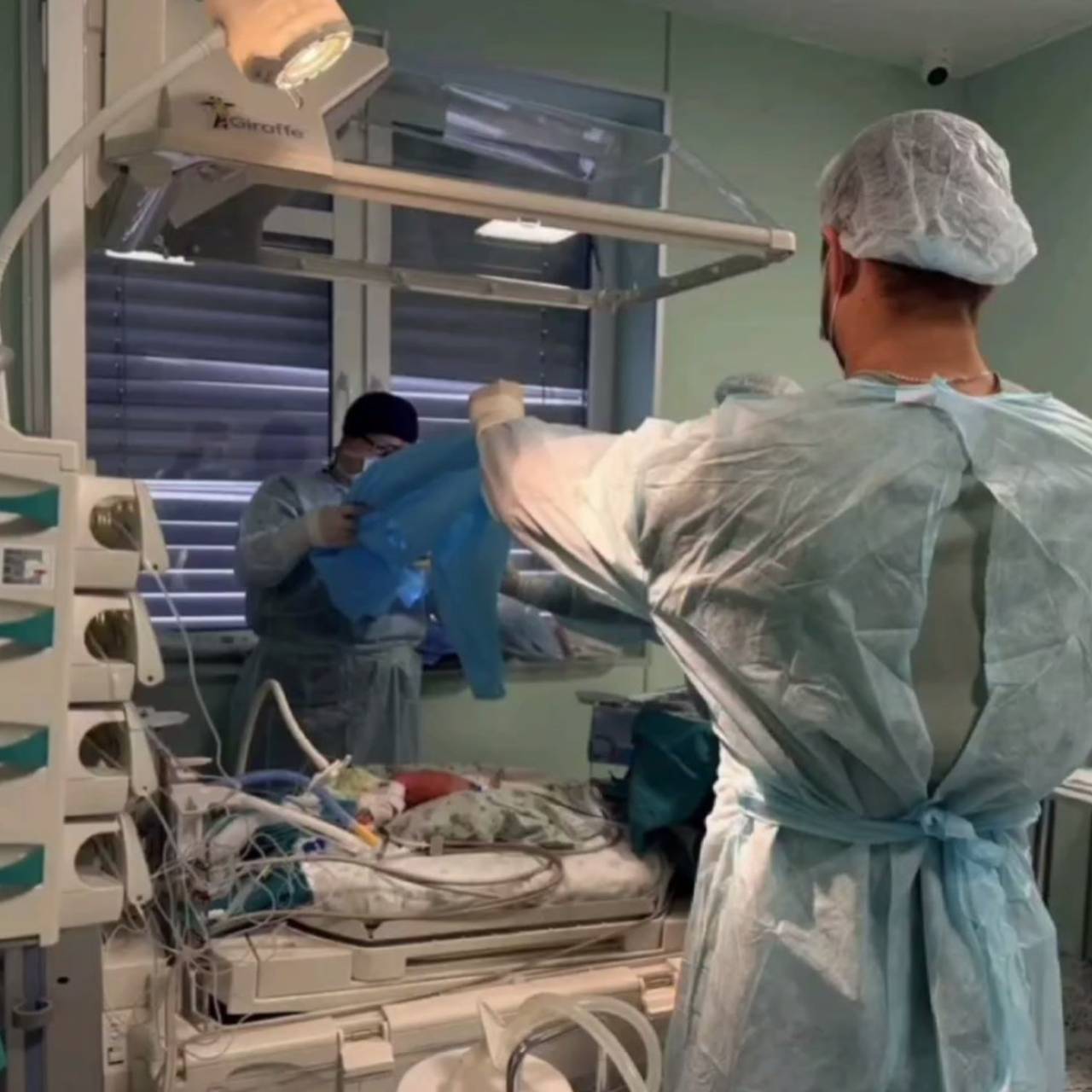 Российские врачи в нестандартных условиях провели операцию новорожденной весом килограмм