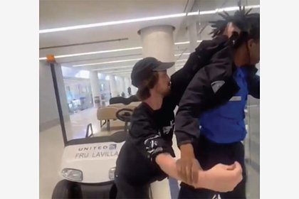 Разъяренный турист схватил сотрудника аэропорта за волосы и ударил головой о дверь