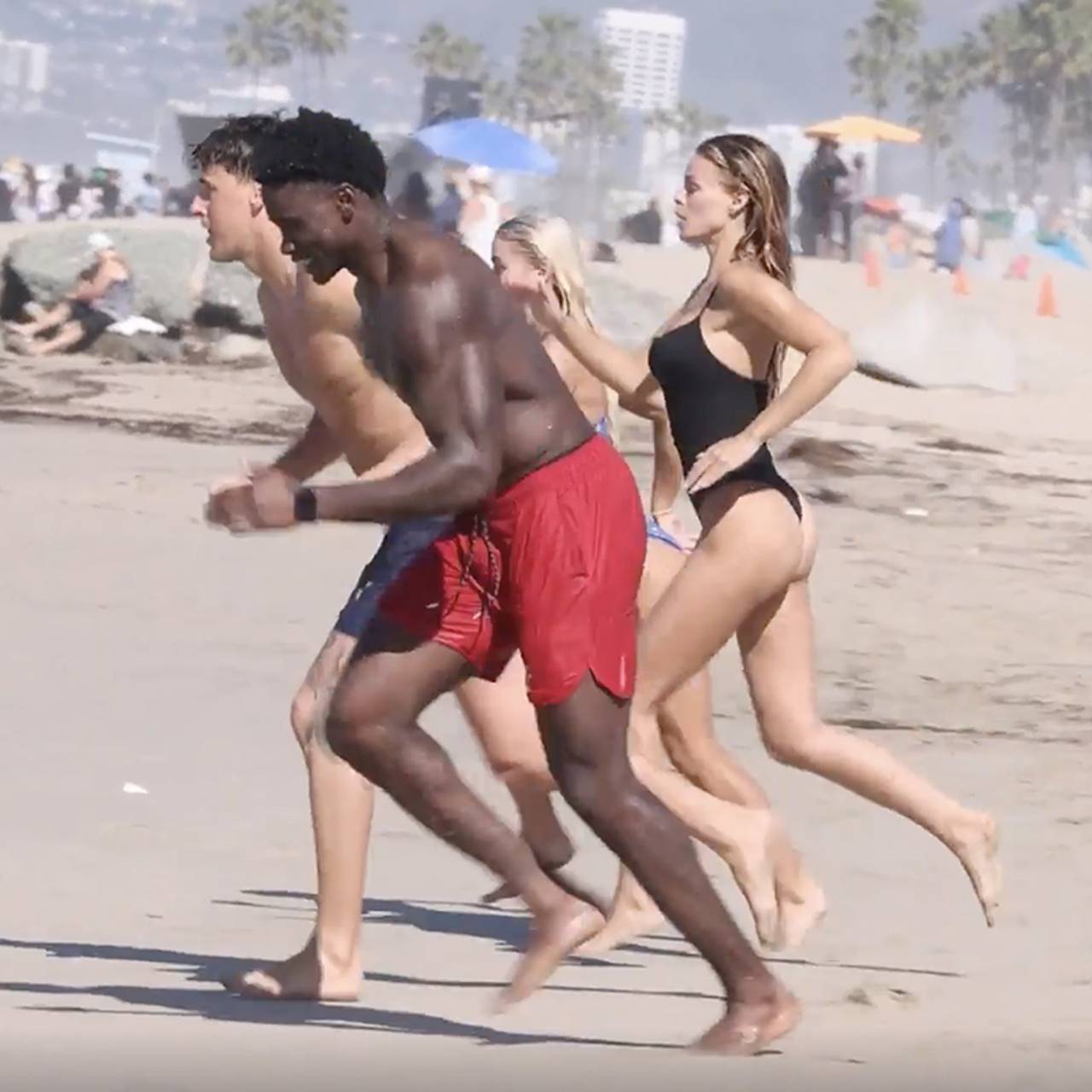 Актриса оконфузилась на съемках ремейка &laquo;Спасатели Малибу&raquo; из-за купальника