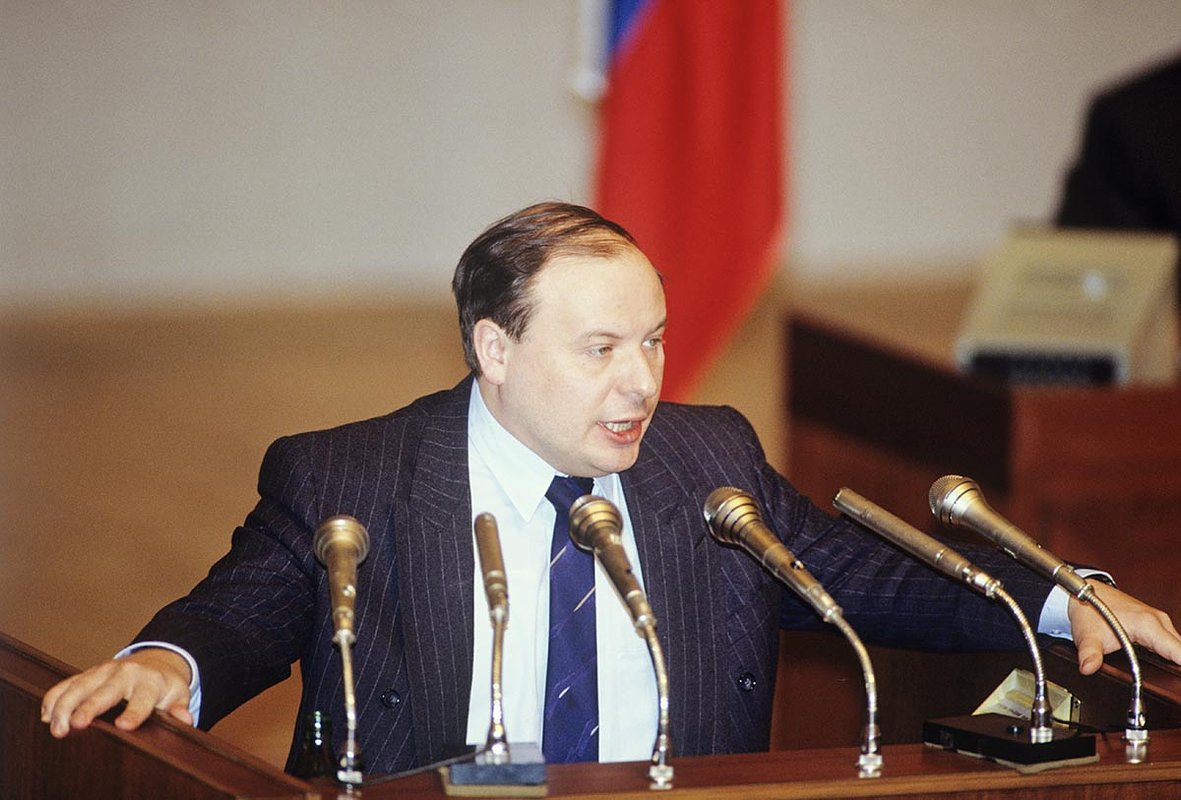 Министр экономики и финансов РСФСР Егор Гайдар во время выступления.