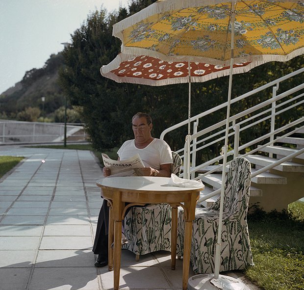 Леонид Ильич Брежнев во время чтения газеты «Правда» на государственной даче «Глициния» в поселке Нижняя Ореанда, Крым, Ялта, август 1979 года