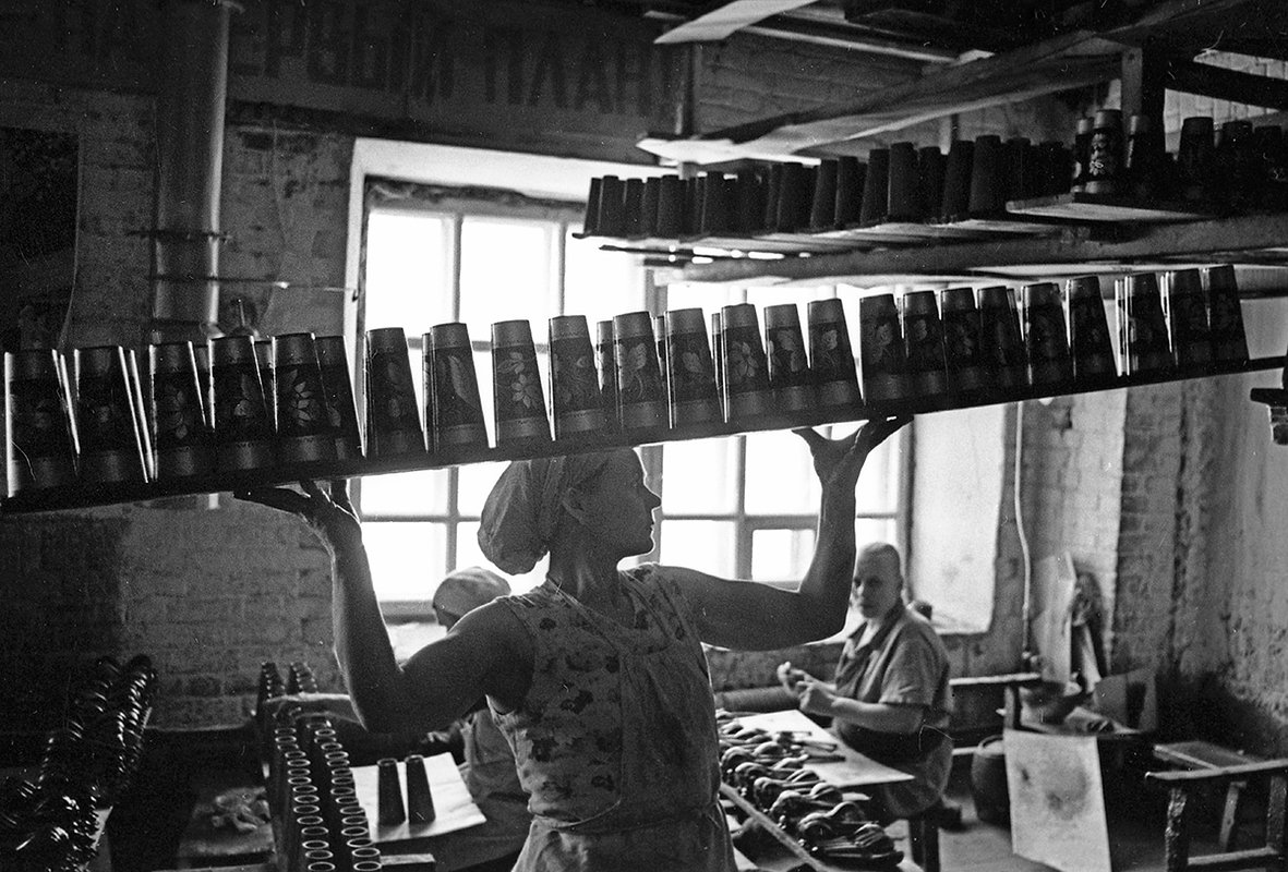 В одном из цехов семеновской фабрики «Хохломская роспись». 1966 год