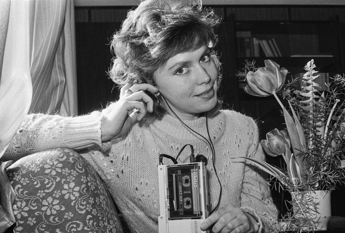 Техник приборостроительного объединения Галина Галихзова демонстрирует новинку — плеер «Соната». 1990 год