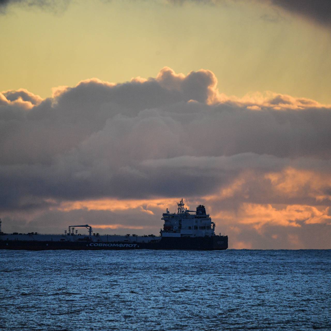 Шедший в Китай российский танкер резко изменил курс