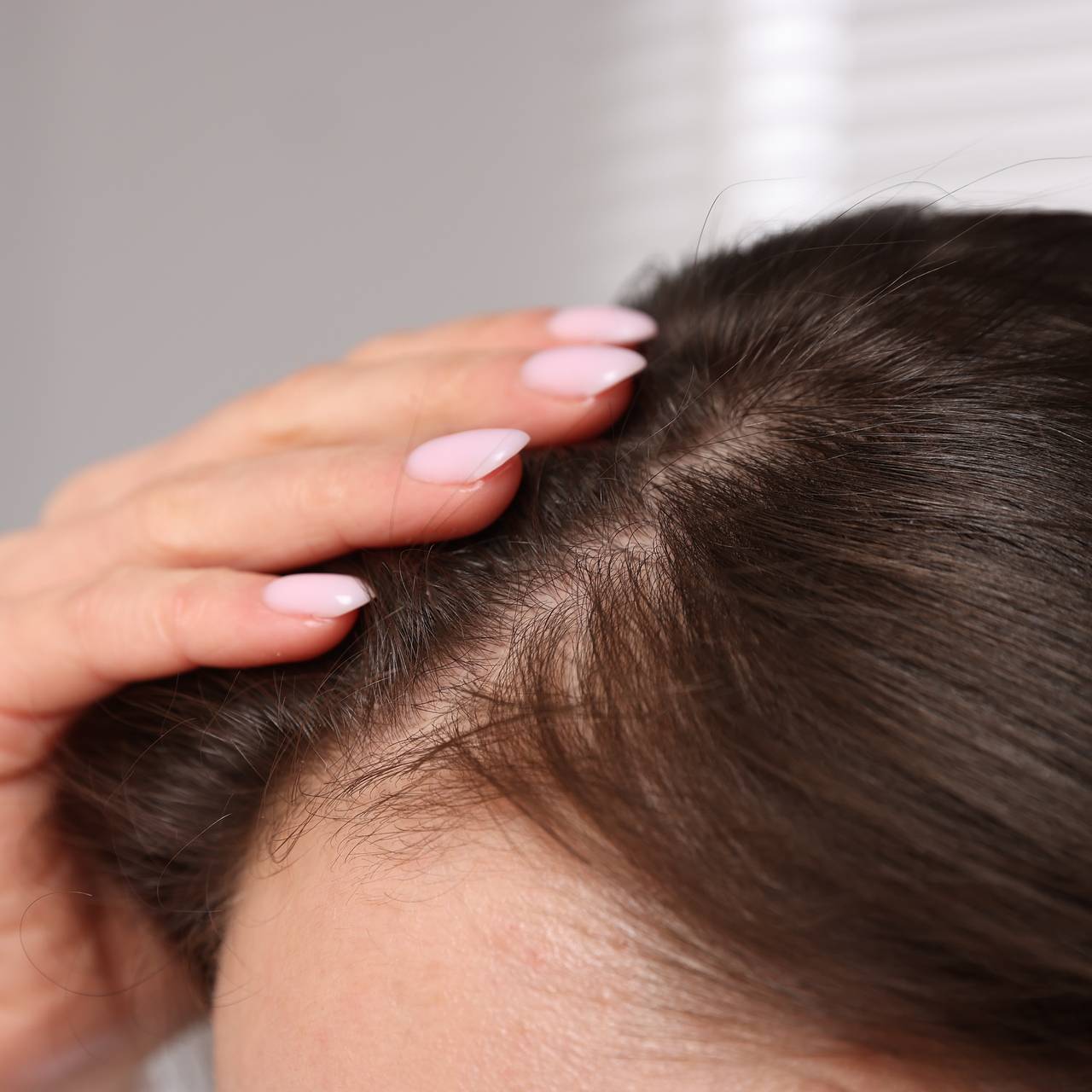 Врач раскрыла приводящую к неприятному запаху от головы привычку