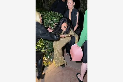 В сети появилось видео конфуза Ким Кардашьян в стрипах