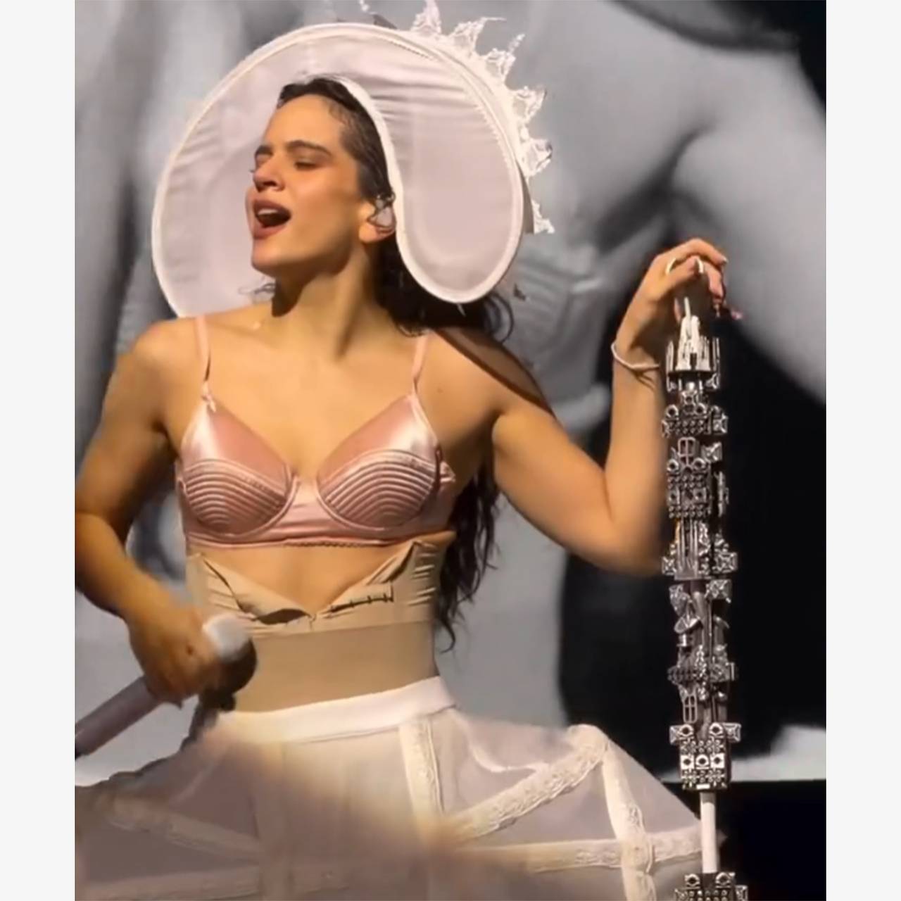 Популярная испанская певица выступила на сцене в нижнем белье российского бренда