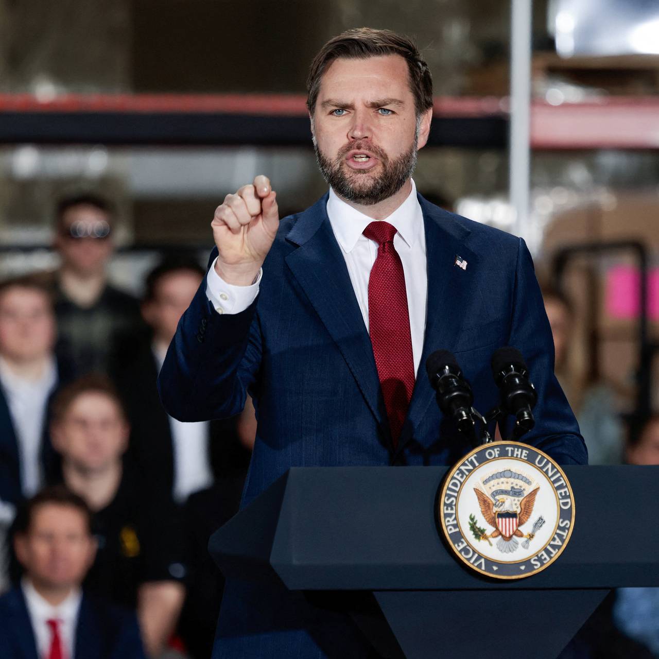 Американцев предупредили о сложных неделях из-за Ирана