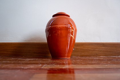 Хозяйку похоронного бюро приговорили к 18 годам тюрьмы за хранение трупов вместо кремации