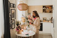 «Стремимся вернуть себе радость» Россияне стали чаще покупать цветы. Почему цветочные магазины при этом закрываются по всей стране?