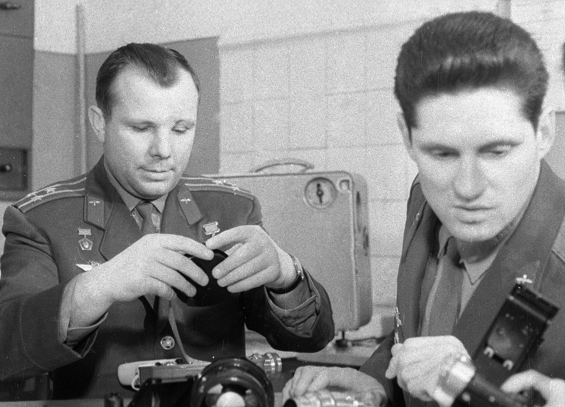 Летчик-космонавт СССР, заместитель начальника Центра подготовки космонавтов Юрий Гагарин (слева) и кандидат на полет в космос Борис Волынов во время кинофотоподготовки, апрель 1967 года