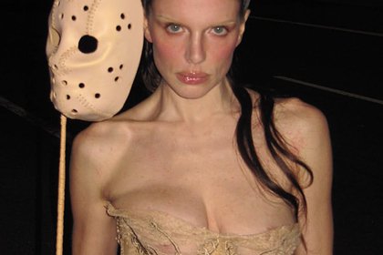 Джулия Фокс обнажила грудь на обочине дороги ради модной съемки