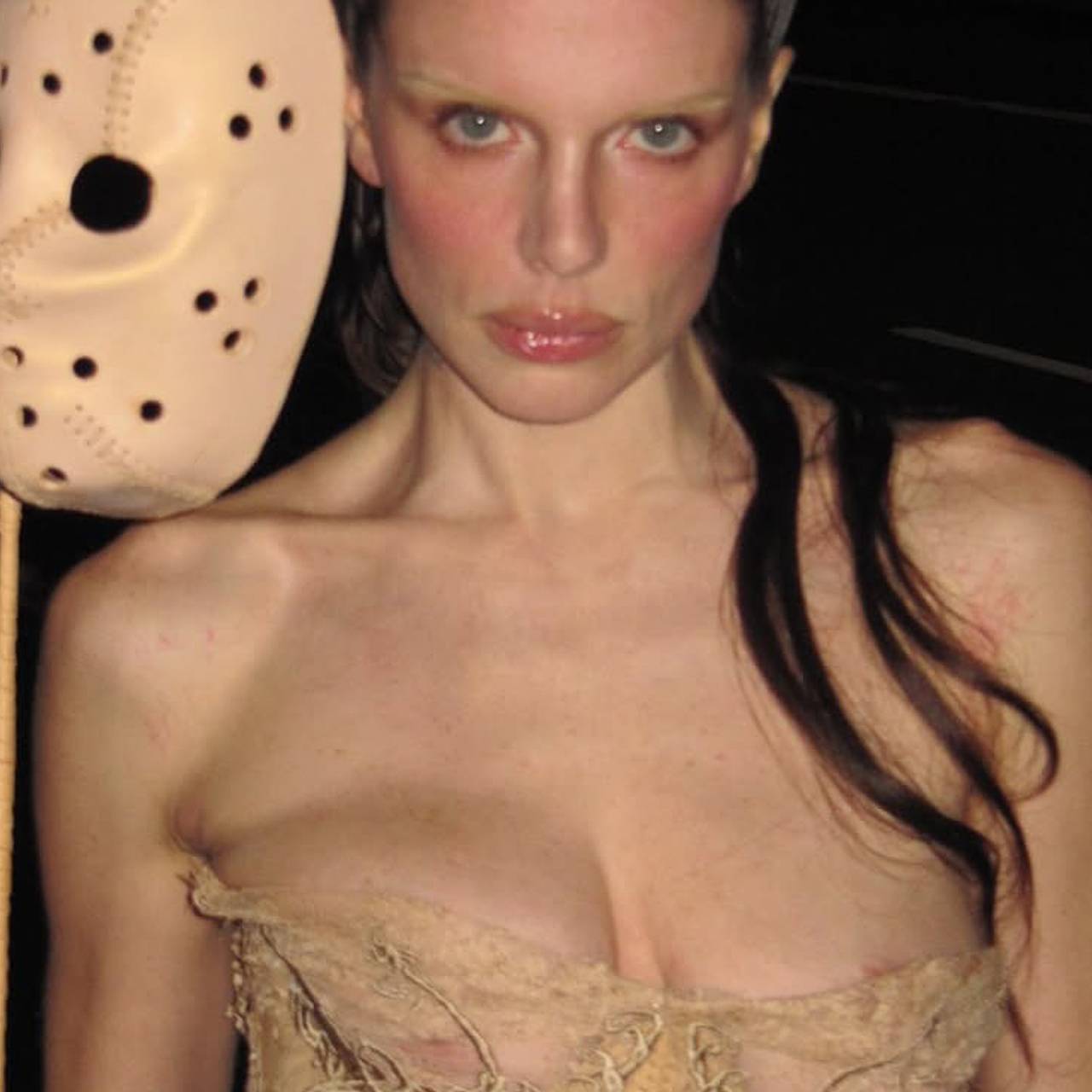 Джулия Фокс обнажила грудь на обочине дороги ради модной съемки