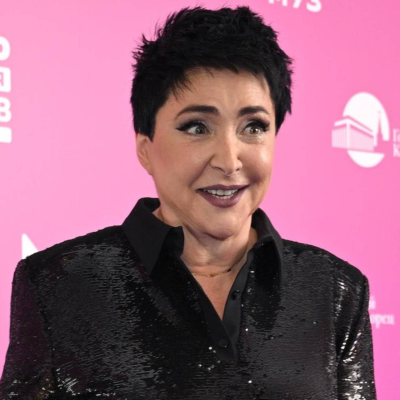 Лолита появилась на публике в серьгах из икон бывшей свекрови