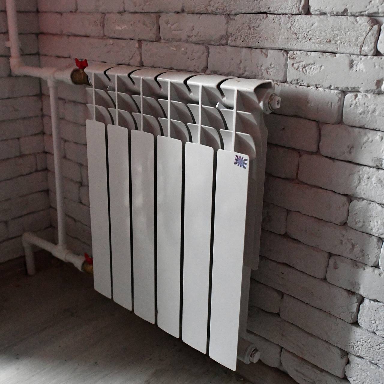 Россиянам пригрозили штрафом за самовольно установленные радиаторы