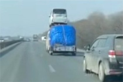 Водитель &laquo;закинул&raquo; на крышу своего авто вторую машину и поехал по трассе